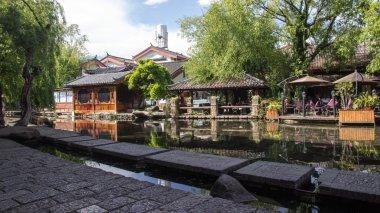 “赠君一法决狐疑”中，哪个是入声字？为什么？游戏画面